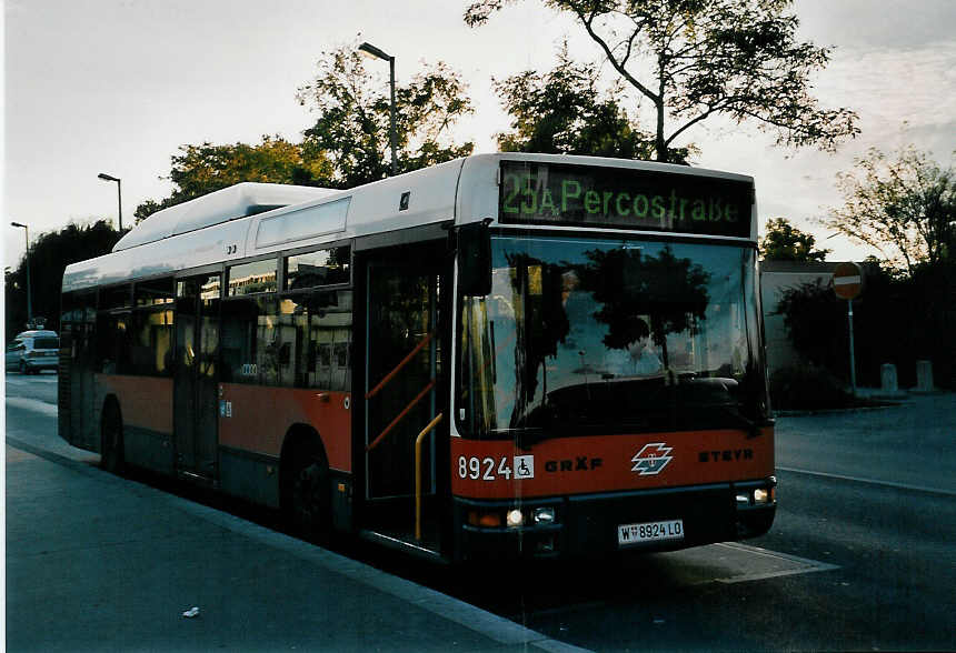 (056'412) - Wiener Linien - Nr. 8924/W 8924 LO - Gr�f/Steyr am 7. Oktober 2002 in Wien, Kagran