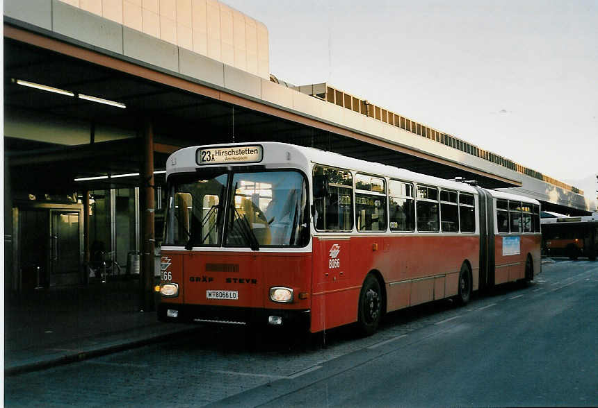 (056'414) - Wiener Linien - Nr. 8066/W 8066 LO - Gr�f/Steyr am 7. Oktober 2002 in Wien, Kagran