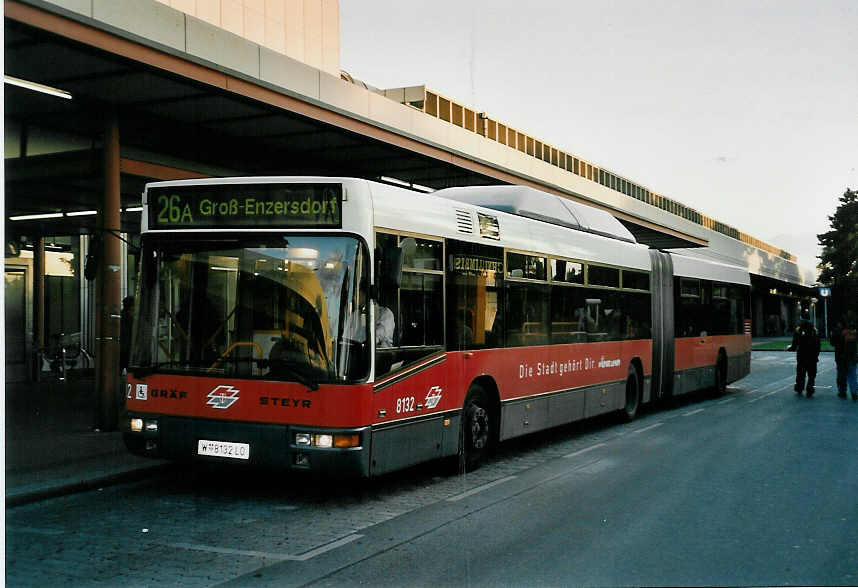 (056'416) - Wiener Linien - Nr. 8132/W 8132 LO - Gr�f/Steyr am 7. Oktober 2002 in Wien, Kagran