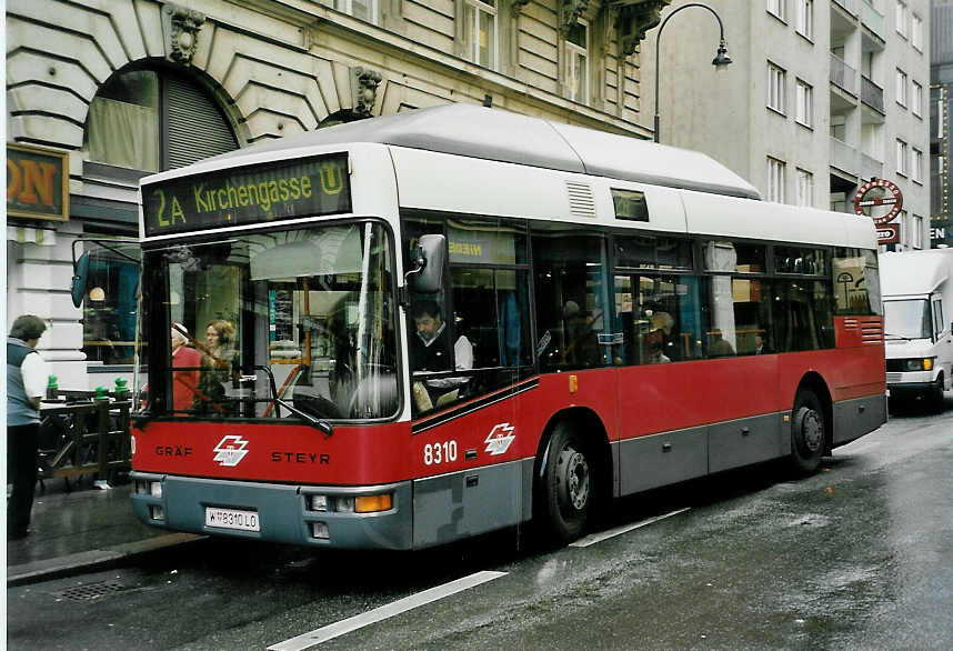 (056'421) - Wiener Linien - Nr. 8310/W 8310 LO - Gr�f/Steyr am 8. Oktober 2002 in Wien, Schwedenplatz