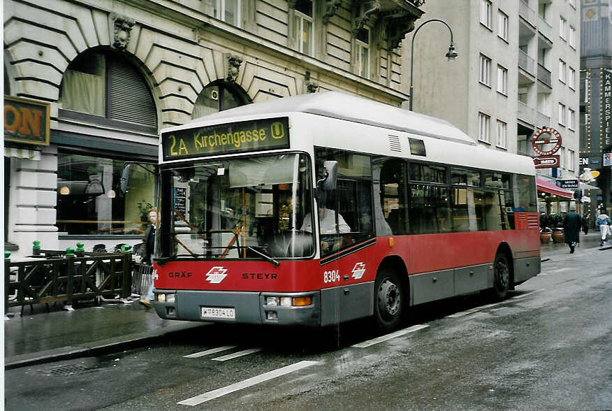 (056'427) - Wiener Linien - Nr. 8304/W 8304 LO - Gr�f/Steyr am 8. Oktober 2002 in Wien, Schwedenplatz