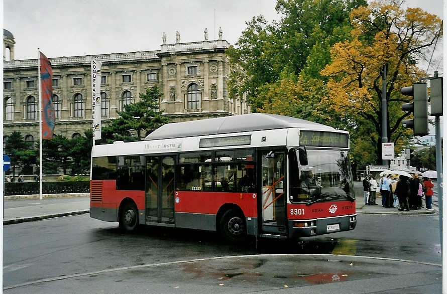 (056'430) - Wiener Linien - Nr. 8301/W 8301 LO - Gr�f/Steyr am 8. Oktober 2002 in Wien, Burgring