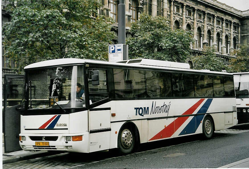 (056'436) - Aus der Tschechoslowakei: Novotn�, Opava - OPA-70-60 - Karosa am 8. Oktober 2002 in Wien, Bellariastrasse