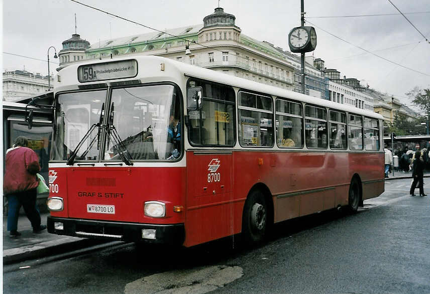 (056'502) - Wiener Linien - Nr. 8700/W 8700 LO - Gr�f&Stift am 8. Oktober 2002 in Wien, Oper
