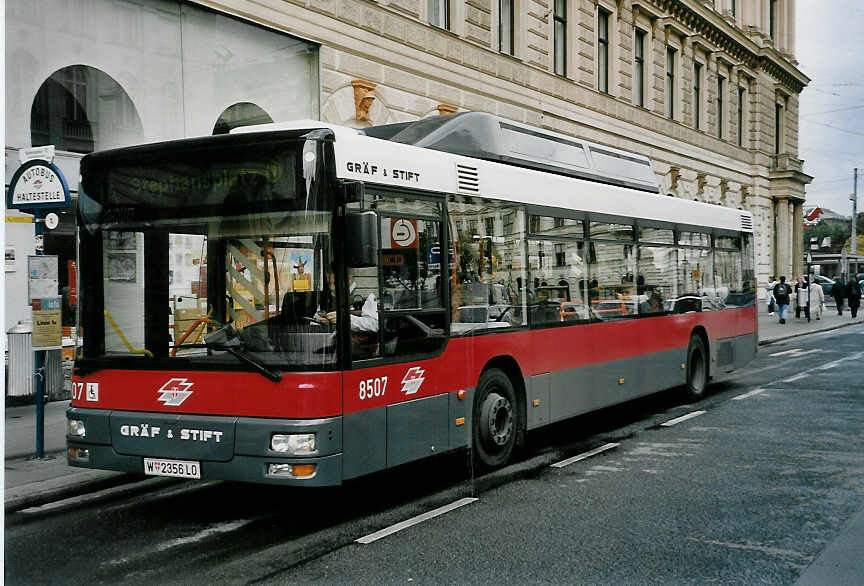 (056'511) - Wiener Linien - Nr. 8507/W 2356 LO - Gr�f&Stift am 8. Oktober 2002 in Wien, Schottentor