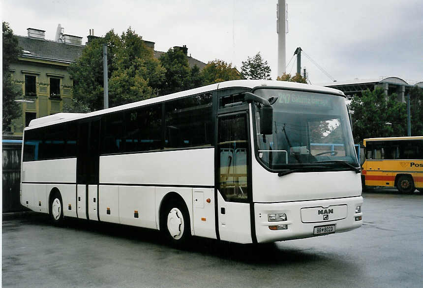 (056'525) - Bundesbus - BB 8023 - MAN am 8. Oktober 2002 in Wien, H�tteldorf