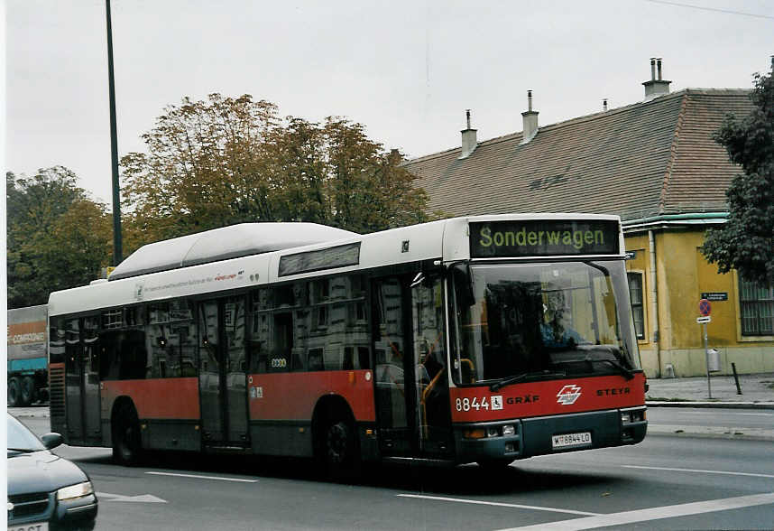(056'601) - Wiener Linien - Nr. 8844/W 8844 LO - Gr�f/Steyr am 9. Oktober 2002 in Wien, Sch�nbrunn