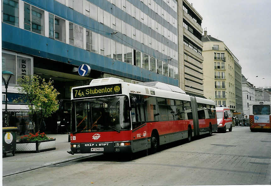 (056'611) - Wiener Linien - Nr. 8182/W 2148 LO - Gr�f&Stift am 9. Oktober 2002 in Wien, Landstrasse