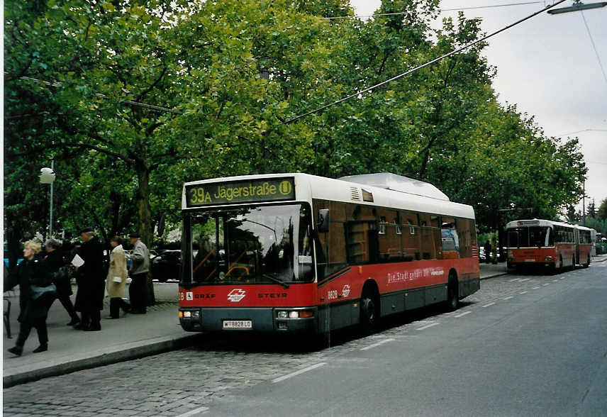 (056'619) - Wiener Linien - Nr. 8828/W 8828 LO - Gr�f/Steyr am 9. Oktober 2002 in Wien, Heiligenstadt
