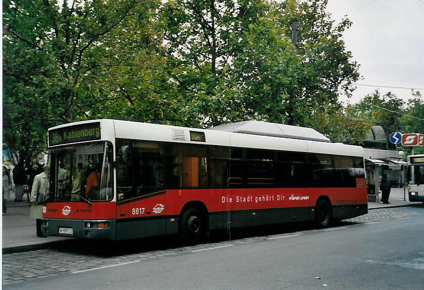 (056'624) - Wiener Linien - Nr. 8817/W 8817 LO - Gr�f/Steyr am 9. Oktober 2002 in Wien, Heiligenstadt