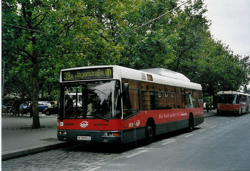 (056'626) - Wiener Linien - Nr. 8816/W 8816 LO - Gr�f/Steyr am 9. Oktober 2002 in Wien, Heiligenstadt