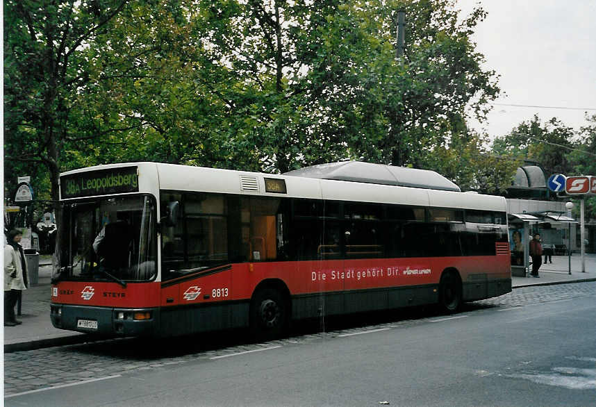 (056'629) - Wiener Linien - Nr. 8813/W 8813 LO - Gr�f/Steyr am 9. Oktober 2002 in Wien, Heiligenstadt
