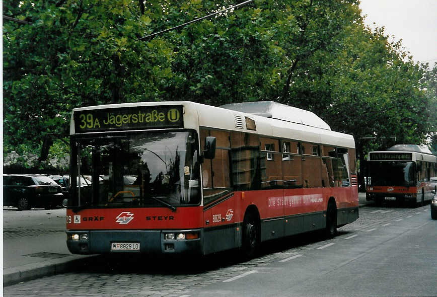 (056'630) - Wiener Linien - Nr. 8829/W 8829 LO - Gr�f/Steyr am 9. Oktober 2002 in Wien, Heiligenstadt