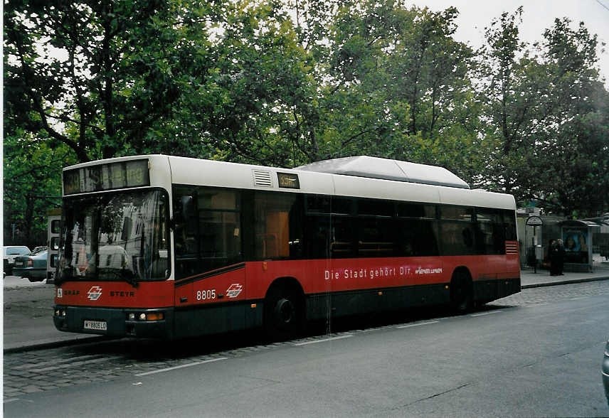 (056'632) - Wiener Linien - Nr. 8805/W 8805 LO - Gr�f/Steyr am 9. Oktober 2002 in Wien, Heiligenstadt
