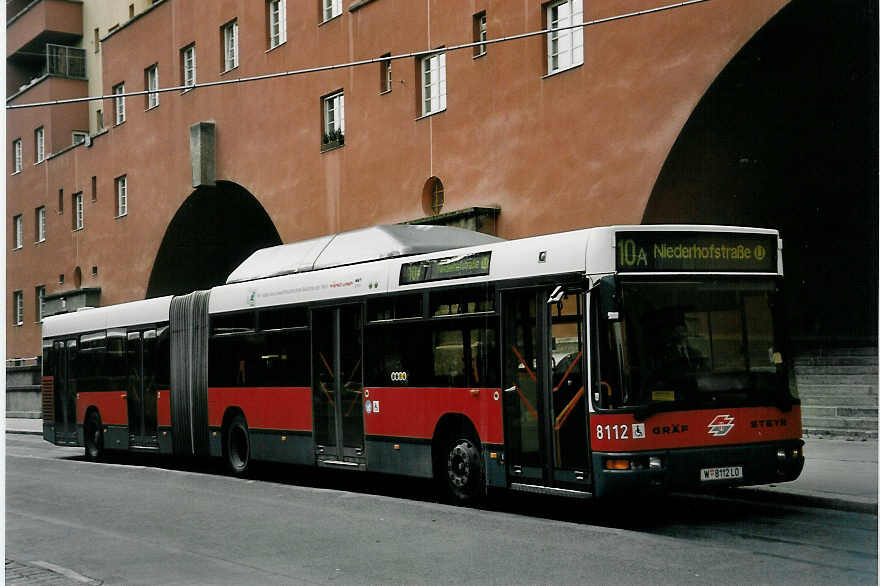 (056'634) - Wiener Linien - Nr. 8112/W 8112 LO - Gr�f/Steyr am 9. Oktober 2002 in Wien, Heiligenstadt