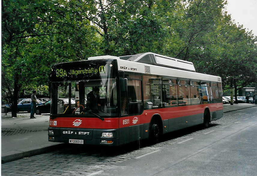 (056'635) - Wiener Linien - Nr. 8501/W 2083 LO - Gr�f&Stift am 9. Oktober 2002 in Wien, Heiligenstadt