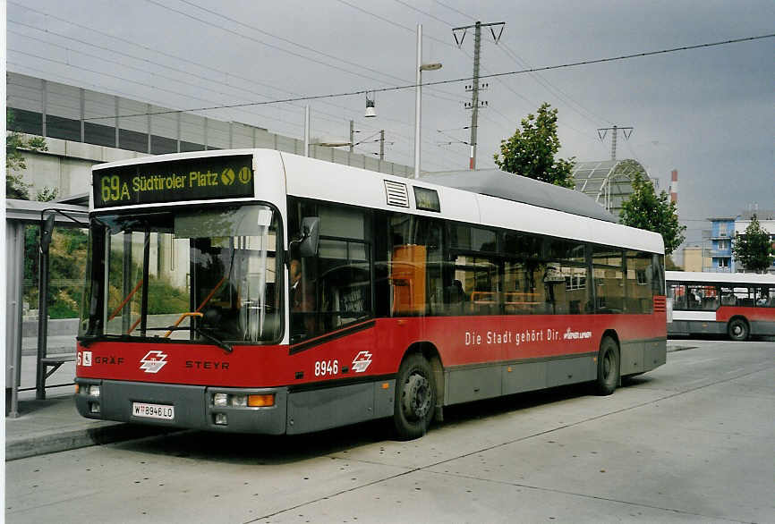 (056'704) - Wiener Linien - Nr. 8946/W 8946 LO - Gr�f/Steyr am 9. Oktober 2002 in Wien, Simmering