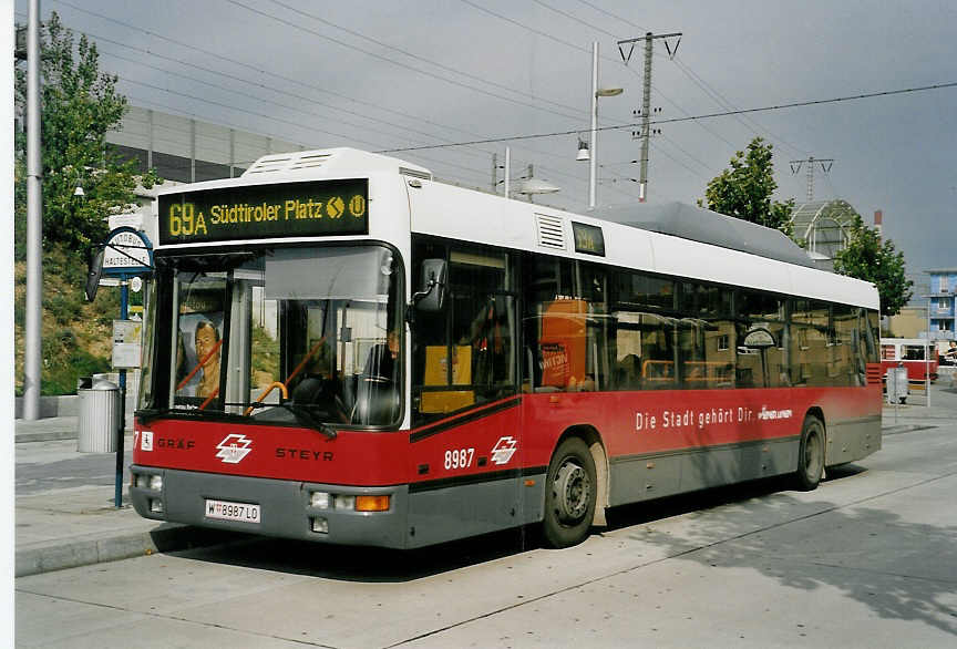 (056'710) - Wiener Linien - Nr. 8987/W 8987 LO - Gr�f/Steyr am 9. Oktober 2002 in Wien, Simmering