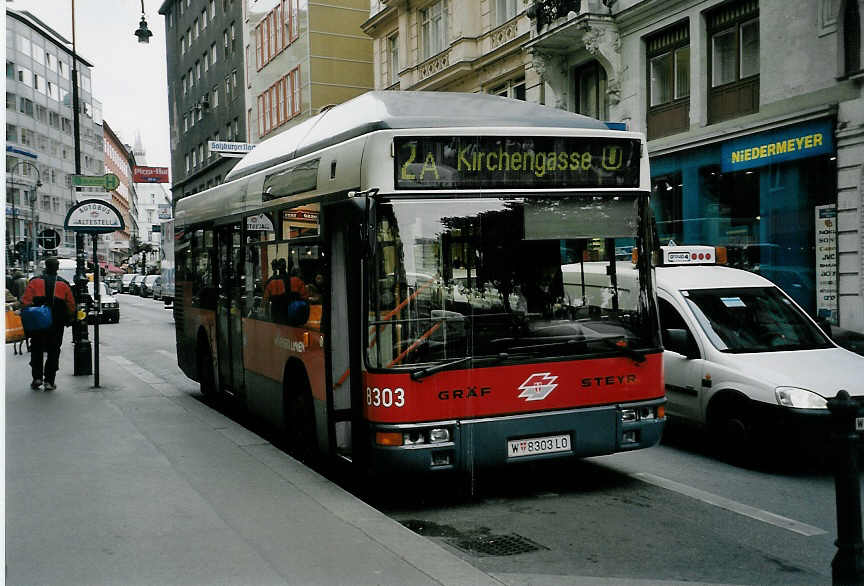 (056'727) - Wiener Linien - Nr. 8303/W 8303 LO - Gr�f/Steyr am 9. Oktober 2002 in Wien, Schwedenplatz