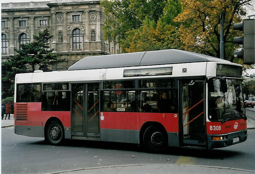 (056'728) - Wiener Linien - Nr. 8308/W 8308 LO - Gr�f/Steyr am 9. Oktober 2002 in Wien, Burgring