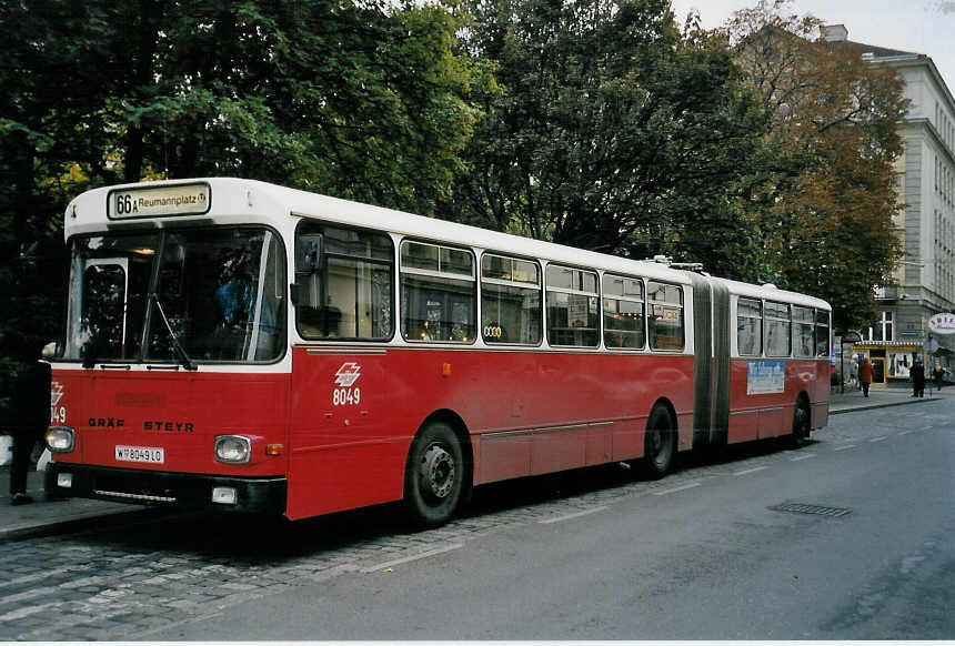 (056'737) - Wiener Linien - Nr. 8049/W 8049 LO - Gr�f/Steyr am 10. Oktober 2002 in Wien, Reumannplatz