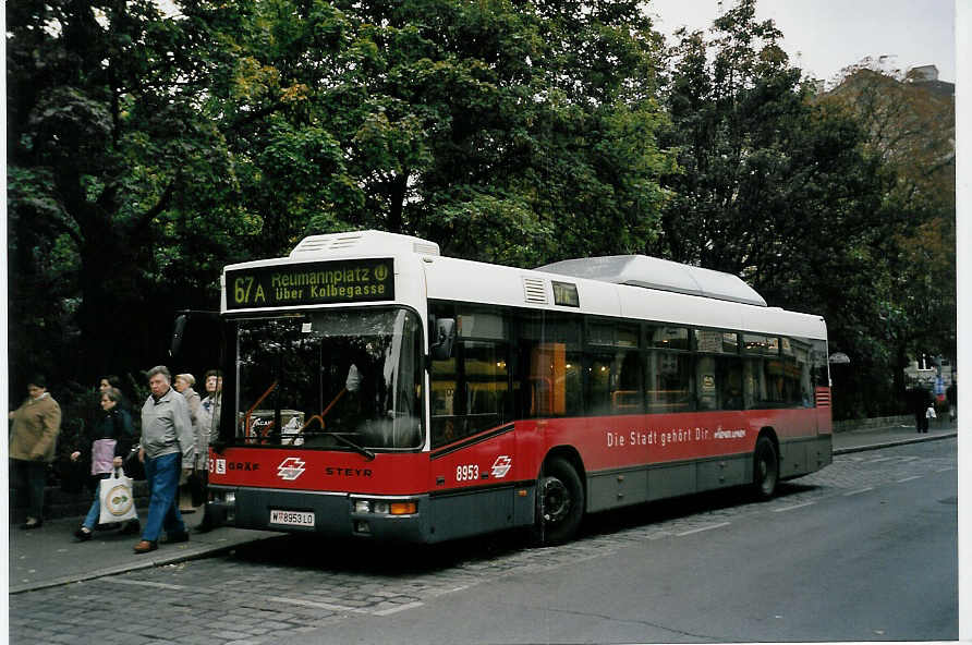 (056'802) - Wiener Linien - Nr. 8953/W 8953 LO - Gr�f/Steyr am 10. Oktober 2002 in Wien, Reumannplatz