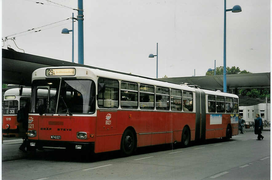 (056'815) - Wiener Linien - Nr. 8021/W 740'021 - Gr�f/Steyr am 10. Oktober 2002 in Wien, Floridsdorf
