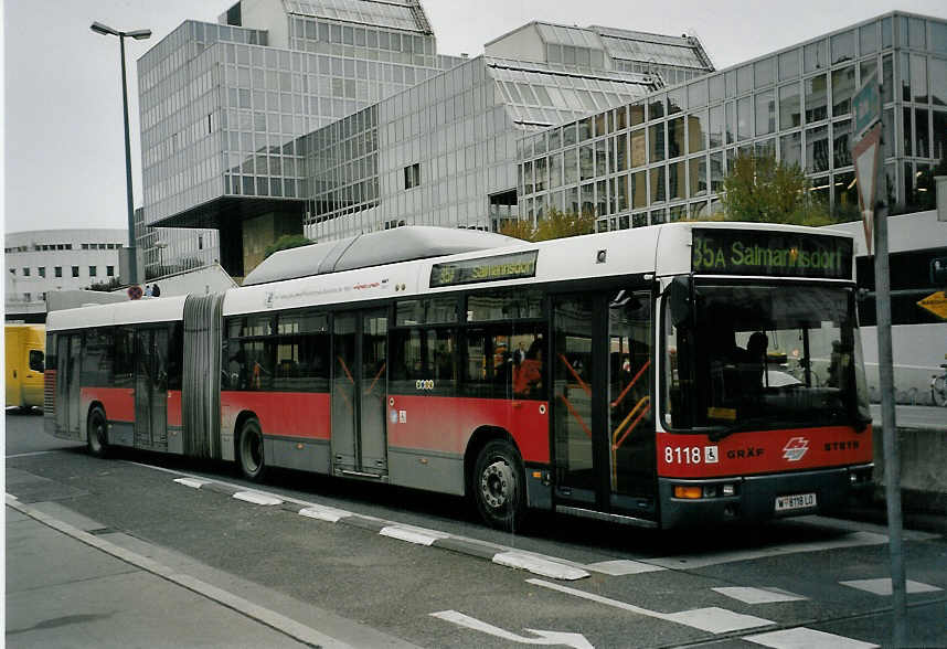(056'820) - Wiener Linien - Nr. 8118/W 8118 LO - Gr�f/Steyr am 10. Oktober 2002 in Wien, Spittelau