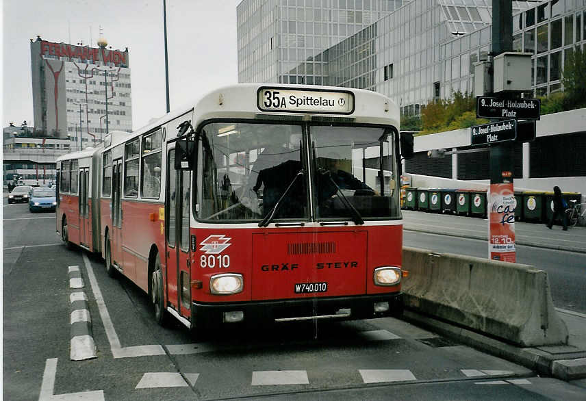 (056'822) - Wiener Linien - Nr. 8010/W 740'010 - Gr�f/Steyr am 10. Oktober 2002 in Wien, Spittelau