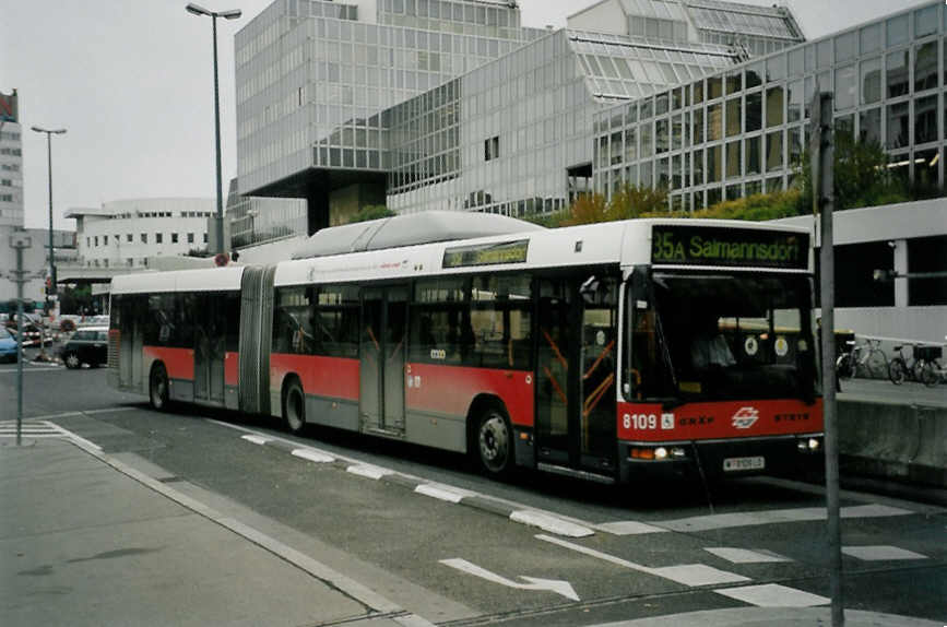 (056'825) - Wiener Linien - Nr. 8109/W 8109 LO - Gr�f/Steyr am 10. Oktober 2002 in Wien, Spittelau
