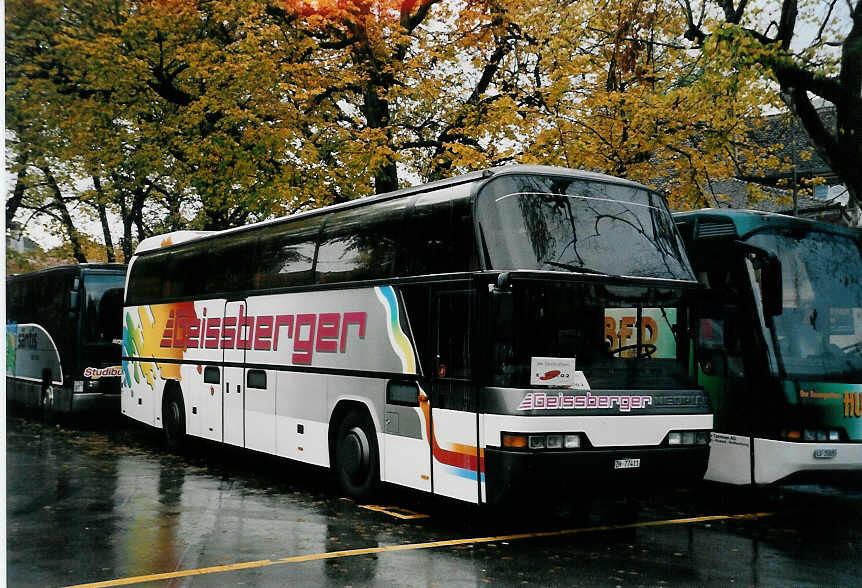 (057'002) - Geissberger, Z�rich - ZH 77'411 - Neoplan am 14. Oktober 2002 in Murten, Carterminal