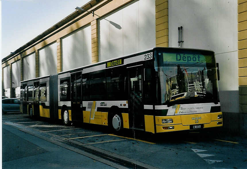 (057'024) - TN Neuch�tel - Nr. 233/NE 25'733 - MAN am 20. Oktober 2002 in Neuch�tel, D�p�t