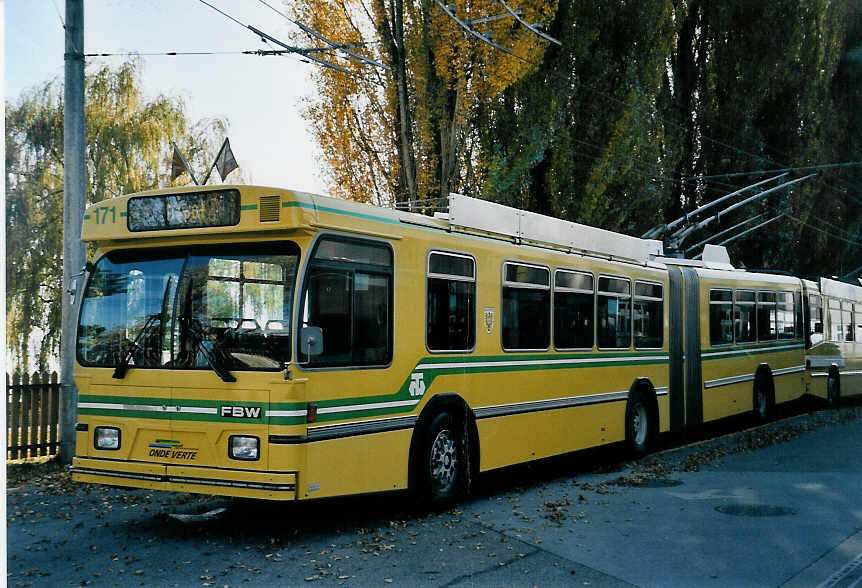 (057'025) - TN Neuch�tel - Nr. 171 - FBW/Hess Gelenktrolleybus am 20. Oktober 2002 in Neuch�tel, D�p�t
