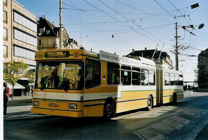 (057'027) - TN Neuch�tel - Nr. 106 - NAW/Hess Gelenktrolleybus am 20. Oktober 2002 in Neuch�tel, Place Pury