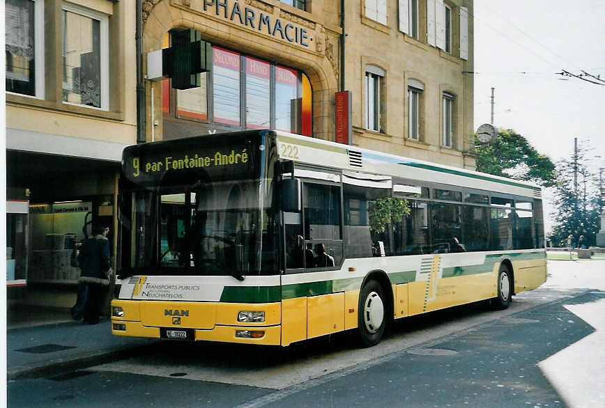 (057'028) - TN Neuch�tel - Nr. 222/NE 18'222 - MAN am 20. Oktober 2002 in Neuch�tel, Place Pury
