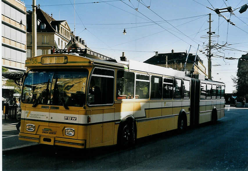 (057'029) - TN Neuch�tel - Nr. 155 - FBW/Hess Gelenktrolleybus am 20. Oktober 2002 in Neuch�tel, Place Pury