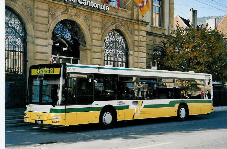 (057'030) - TN Neuch�tel - Nr. 225/NE 40'325 - MAN am 20. Oktober 2002 in Neuch�tel, Place Pury