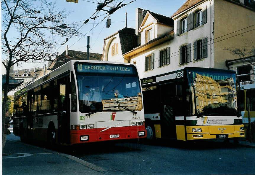(057'031) - VR La Chaux-de-Fonds - Nr. 93/NE 98'893 - Volvo/Berkhof am 20. Oktober 2002 in Neuch�tel, Place Pury