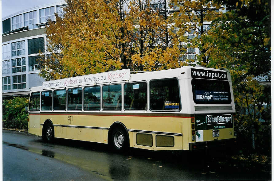 (057'133) - STI Thun - Nr. 59/BE 413'459 - Saurer/R&J am 3. November 2002 bei der Schiffl�ndte Thun
