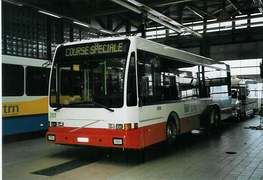 (057'429) - VR La Chaux-de-Fonds - Nr. 201/NE 100'601 - Volvo/Berkhof am 30. November 2002 in La Chaux-de-Fonds, D�p�t TC)