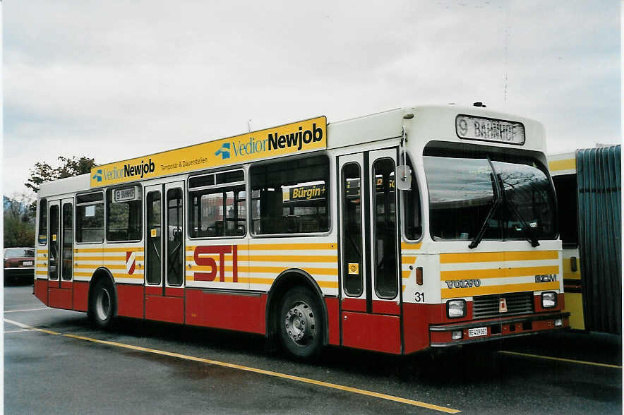 (057'725) - STI Thun - Nr. 31/BE 419'031 - Volvo/R&J (ex SAT Thun Nr. 31) am 24. Dezember 2002 bei der Schiffl�ndte Thun