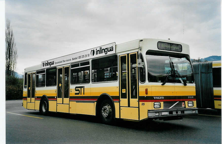 (057'733) - STI Thun - Nr. 35/BE 443'835 - Volvo/R&J (ex SAT Thun Nr. 35) am 24. Dezember 2002 bei der Schiffl�ndte Thun