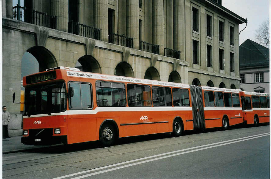 (057'803) - AAR bus+bahn, Aarau - Nr. 135/AG 19'935 - Volvo/Hess am 27. Dezember 2002 beim Bahnhof Aarau