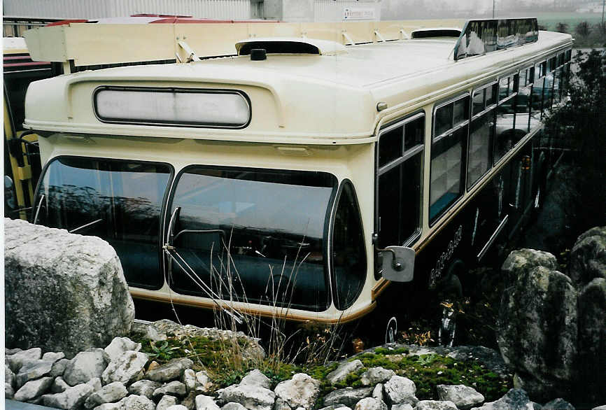 (057'830) - D�rfliger, Egerkingen - Berna/Hess (ex SOO Olten Nr. 28) am 27. Dezember 2002 in Egerkingen, Garage