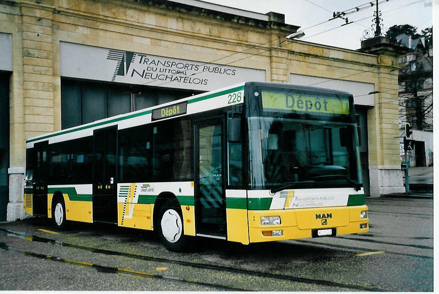(058'002) - TN Neuch�tel - Nr. 128/NE 111'228 - MAN am 29. Dezember 2002 in Neuch�tel, D�p�t
