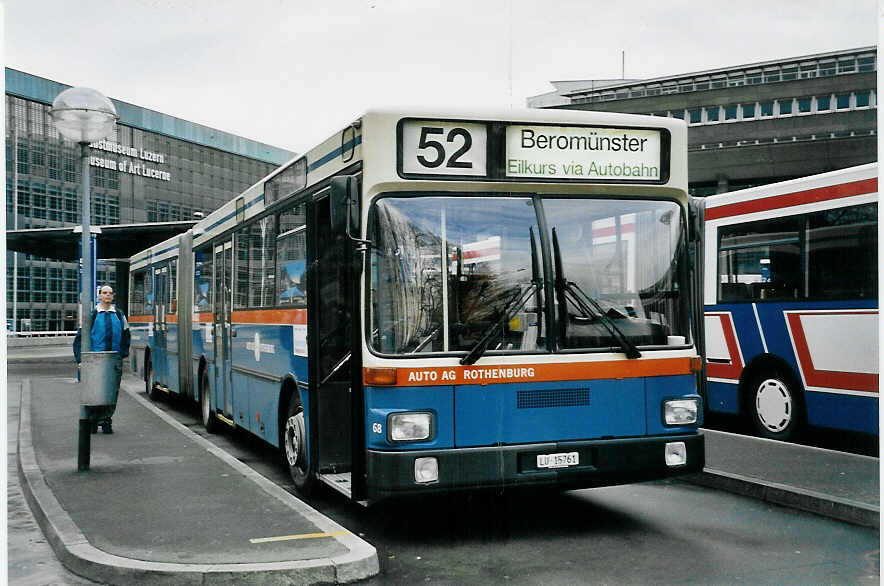 (058'030) - AAGR Rothenburg - Nr. 68/LU 15'761 - MAN am 30. Dezember 2002 beim Bahnhof Luzern