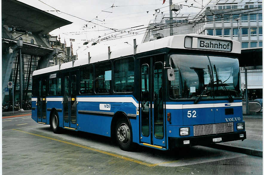 (058'101) - VBL Luzern - Nr. 52/LU 15'052 - Volvo/Hess am 30. Dezember 2002 beim Bahnhof Luzern
