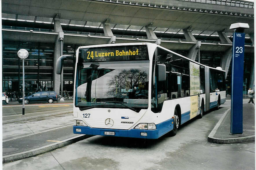 (058'104) - VBL Luzern - Nr. 127/LU 15'003 - Mercedes am 30. Dezember 2002 beim Bahnhof Luzern