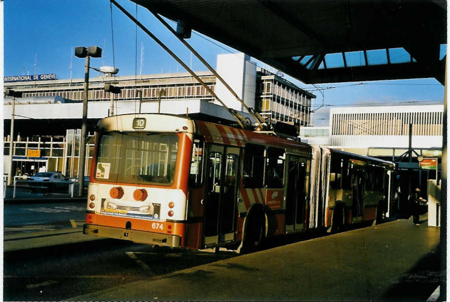 (058'213) - TPG Gen�ve - Nr. 674 - Saurer/Hess Gelenktrolleybus am 1. Januar 2003 in Gen�ve, A�roport