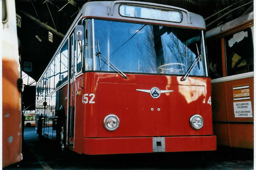 (058'225) - TPG Gen�ve (Knoerr) - Nr. 452 - Saurer/Hess am 1. Januar 2003 in Gen�ve, D�p�t